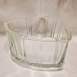 𝅺VINTAGE 1982 FTDA Heart-Shaped Glass / Bowl